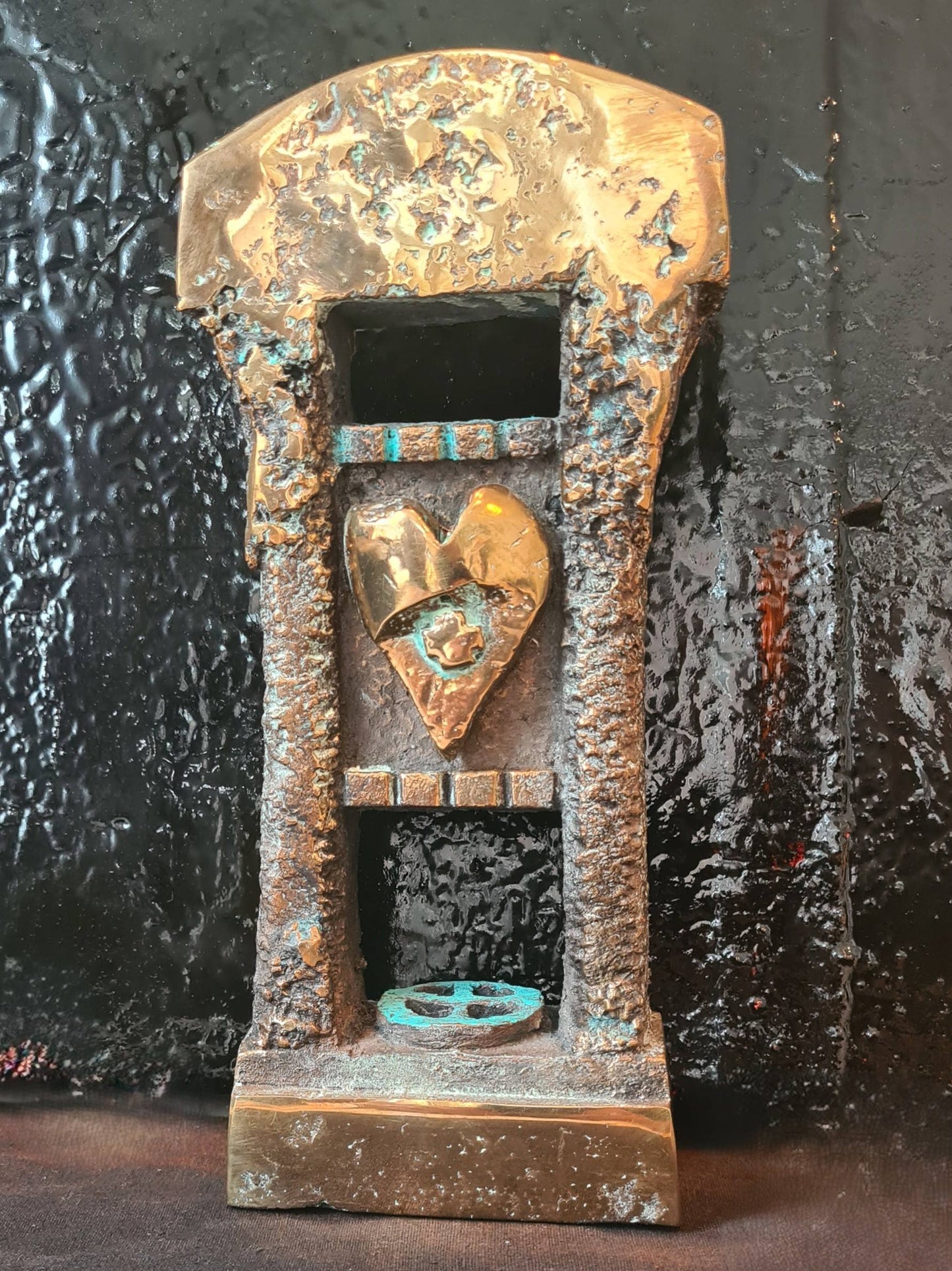 Mogens Leanders bronzeskulptur hjerte og mønt - A5