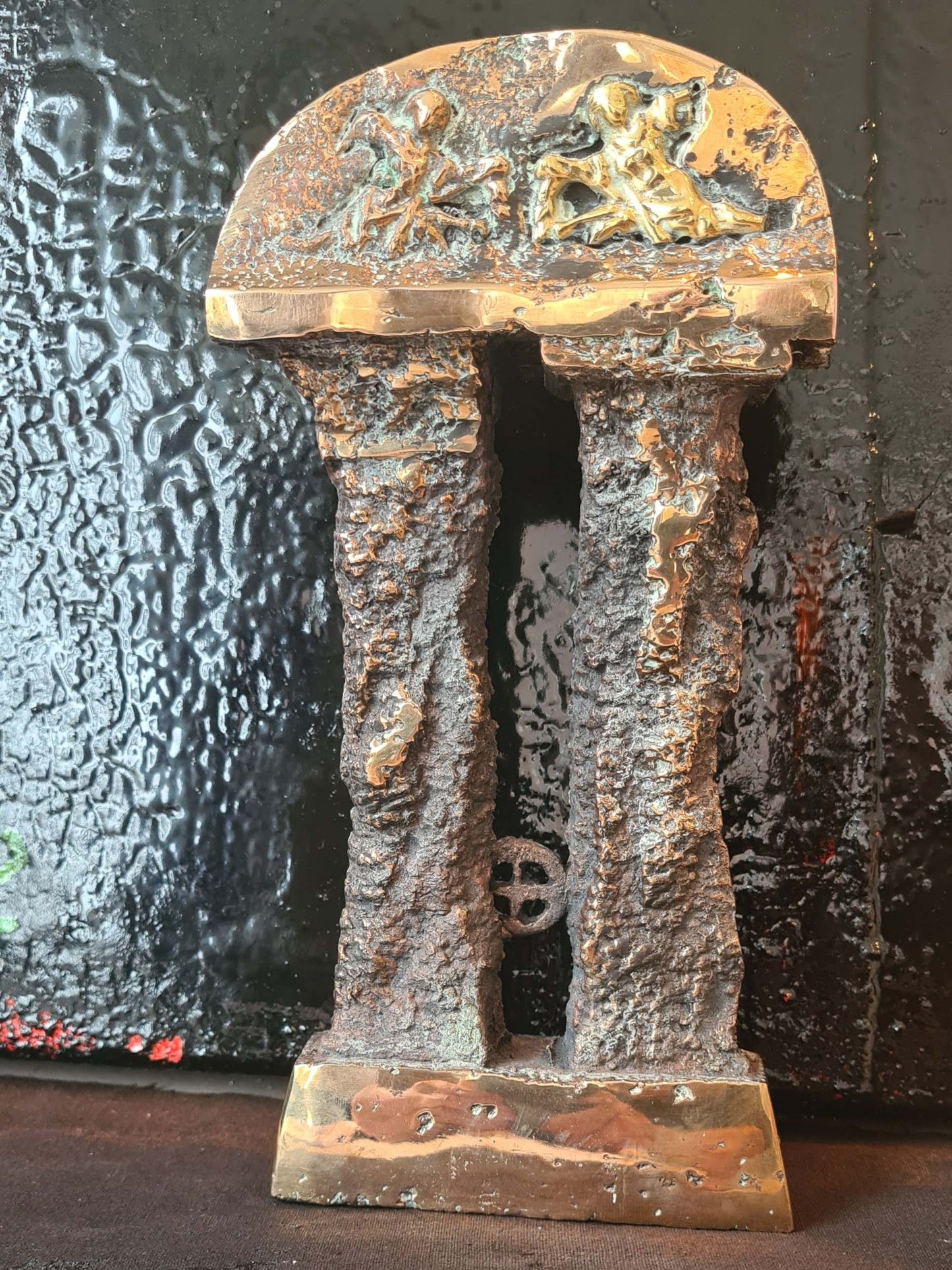 Mogens Leanders bronzeskulptur med løvehoved og soltegn - A6