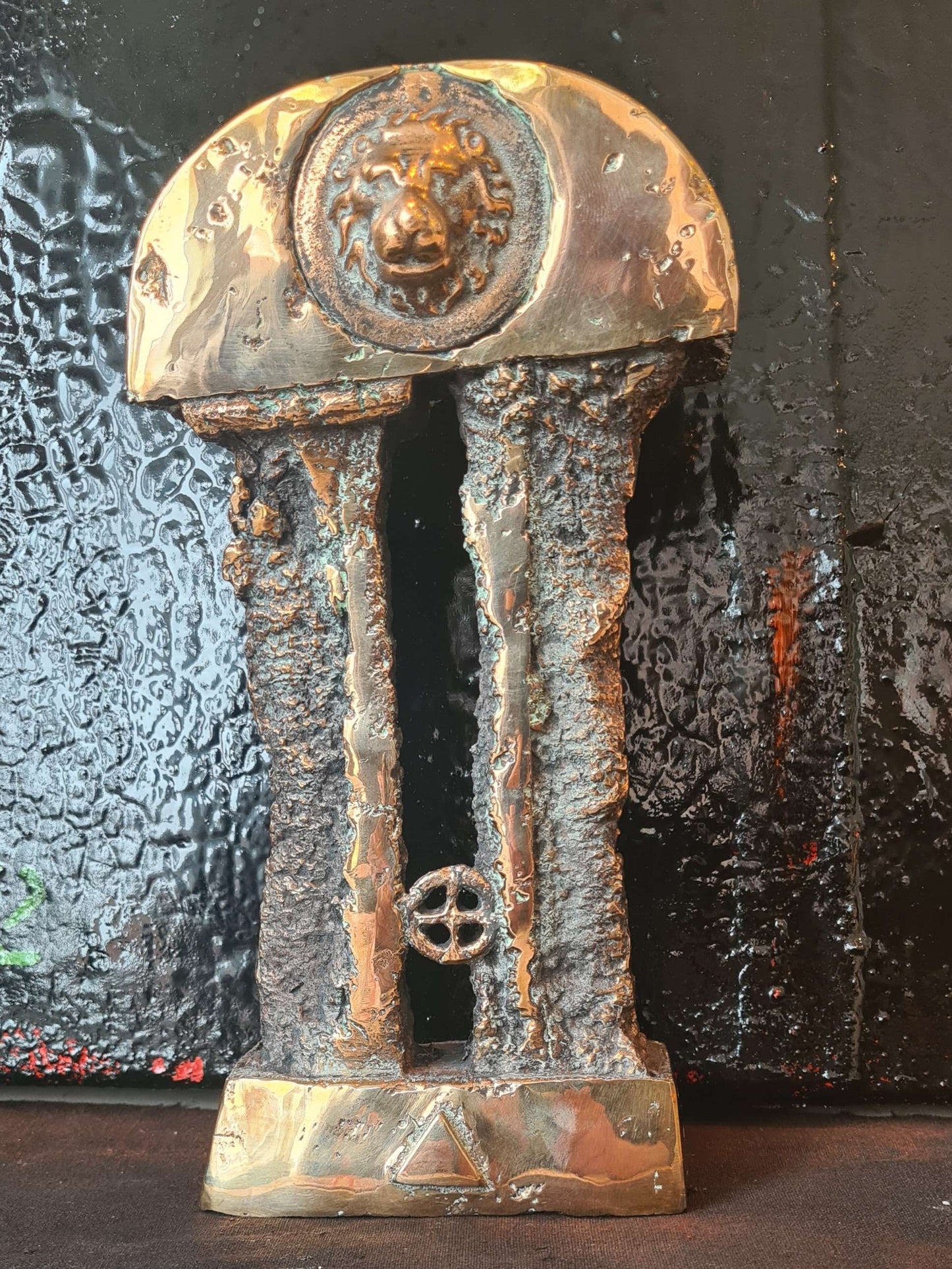 Mogens Leanders bronzeskulptur med løvehoved og soltegn - A6